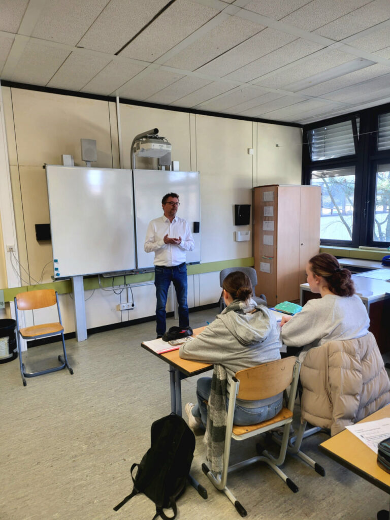 Landtagsabgeordneter Carl-Bernhard von Heusinger im Dialog mit Schüler:innen der Konrad-Adenauer Realschule Plus Vallendar