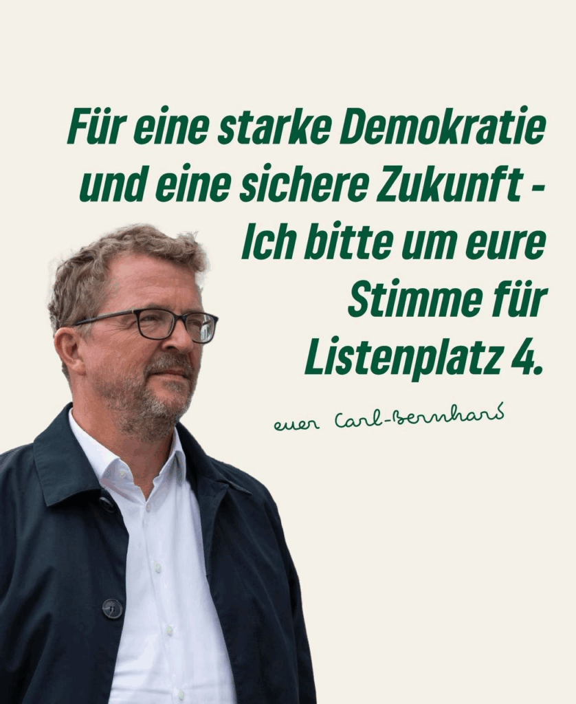 Foto von Carl-Bernhard auf weißem Hintergrund. Mit Schrift: "Für eine starke Demokratie und eine sichere Zukunft - Ich bitte um eure Stimme für Listenplatz 4. euer Carl-Bernhard"