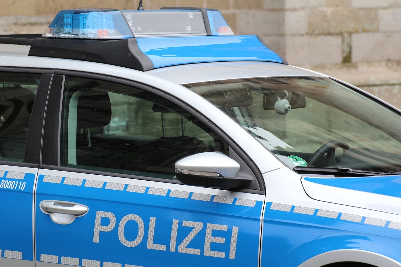 Ein Teil eines Polizeiautos.