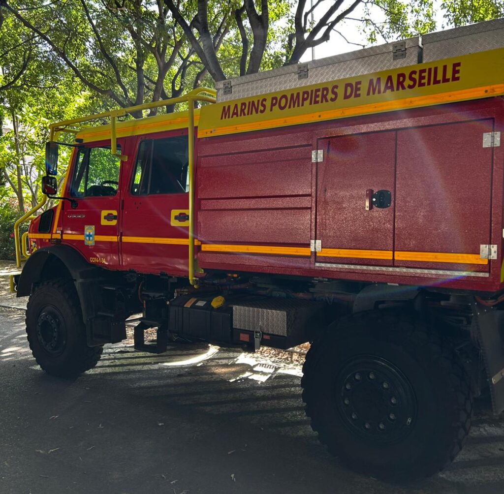 Großes Feuerwehrfahrzeug mit der Aufschrift "Marins Pompiers de Marseille"