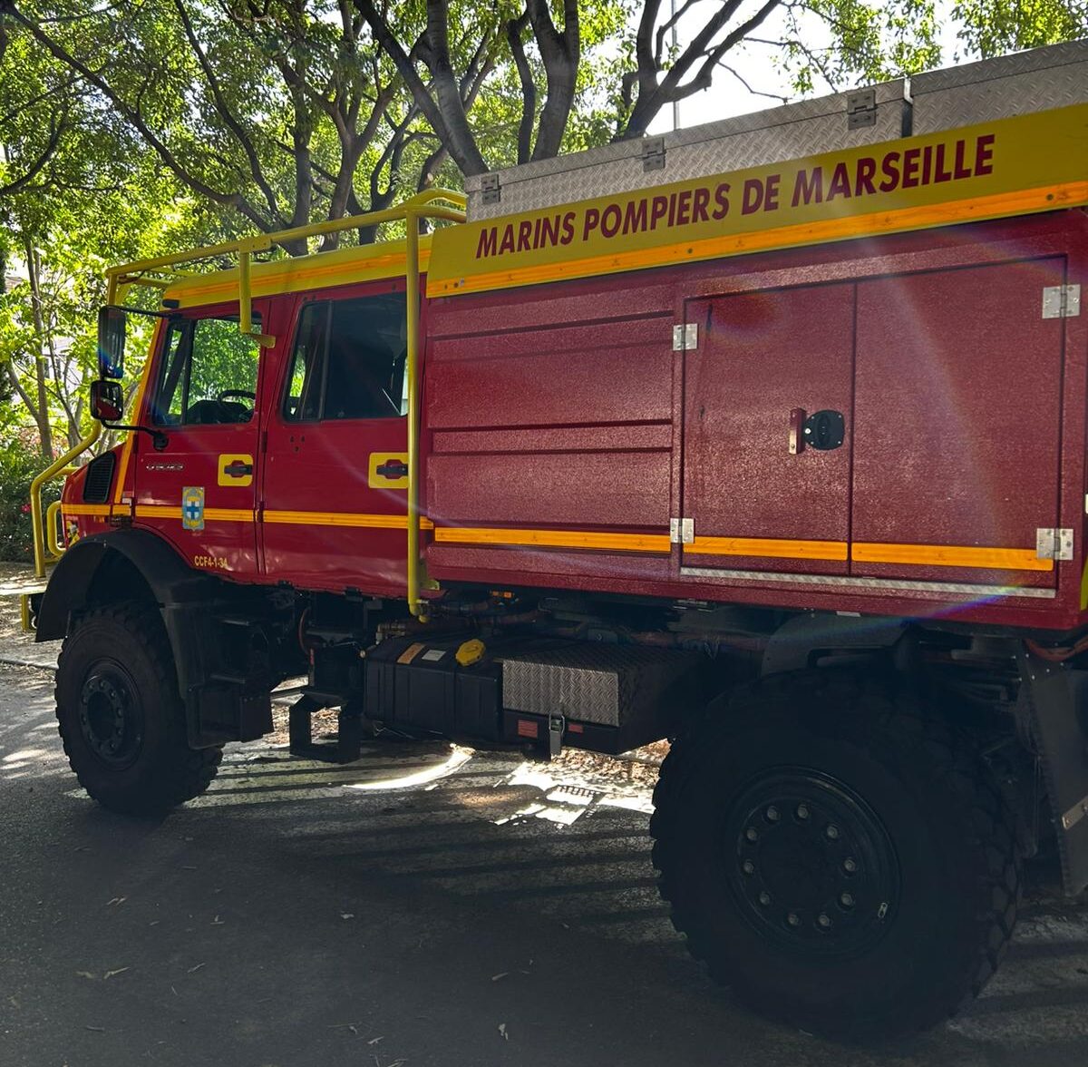 Großes Feuerwehrfahrzeug mit der Aufschrift "Marins Pompiers de Marseille"