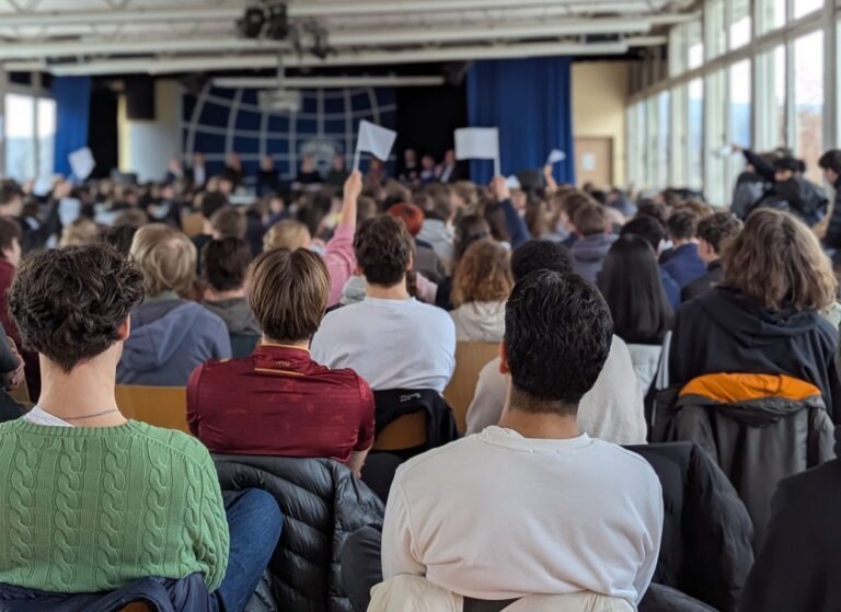 Carl-Bernhard von Heusinger spricht sich bei Podiumsdiskussion am Max-Laue-Gymnasium klar für AfD-Verbotsverfahren und Diskriminierungsschutz aus